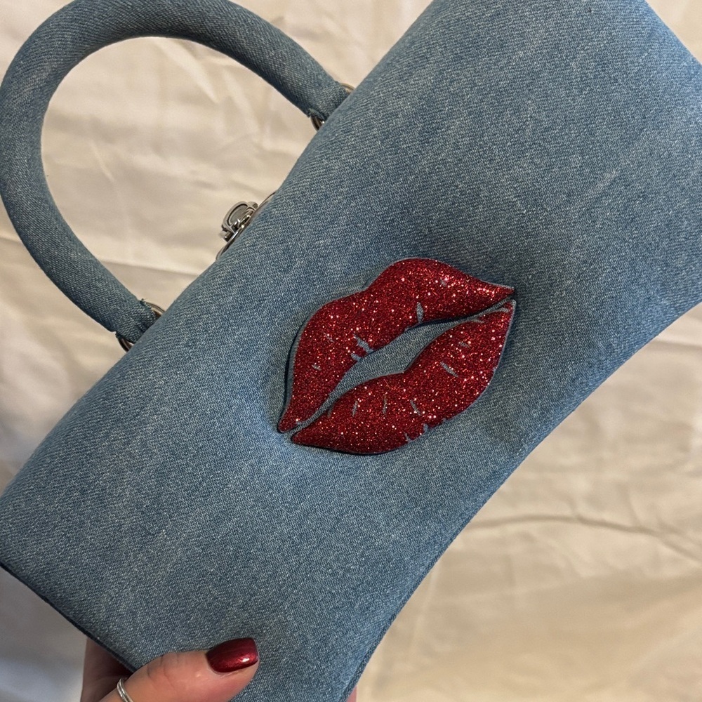 Ozias Paris lip clutch as seen on Sabrina Carpenter. - Picture 3 of 14